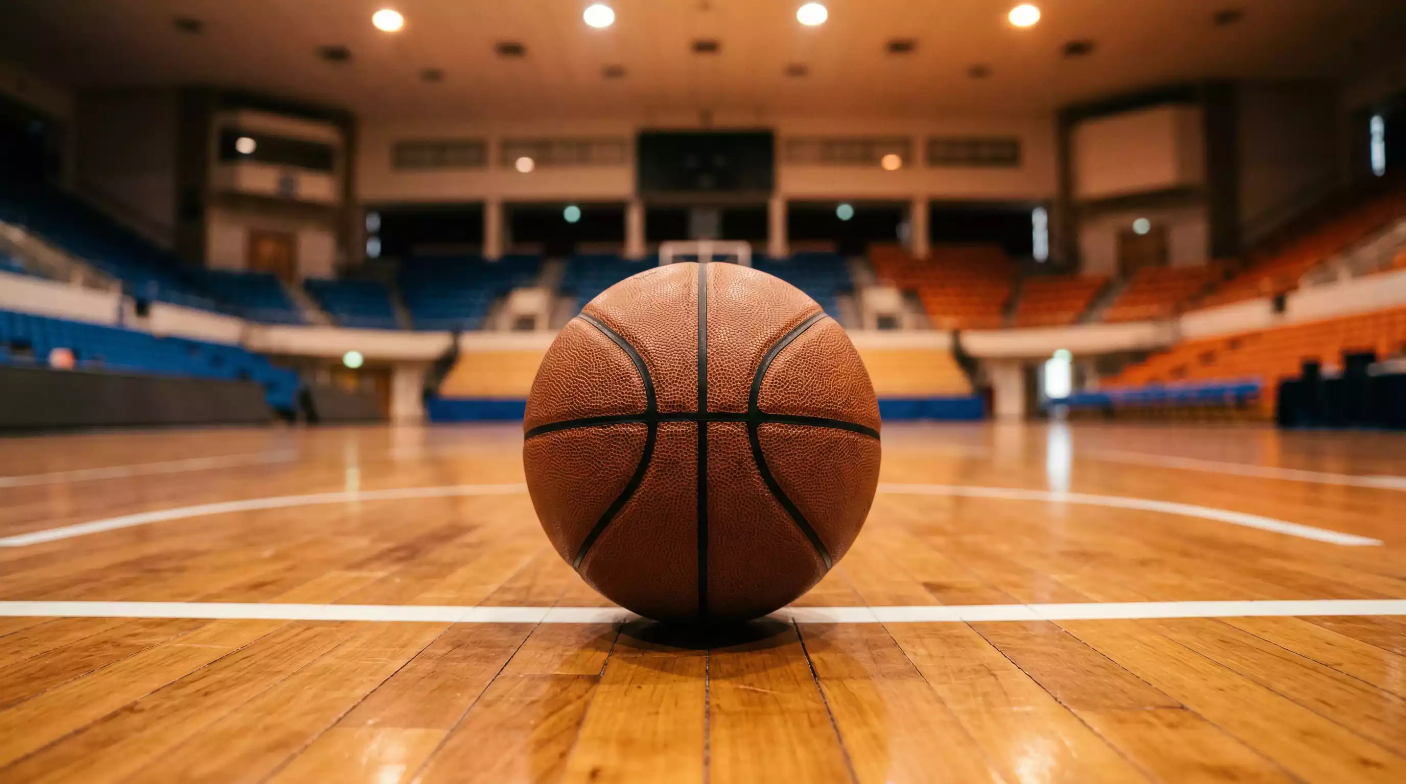 NBA weddenschappen gids: basketbal op een verlicht NBA-veld